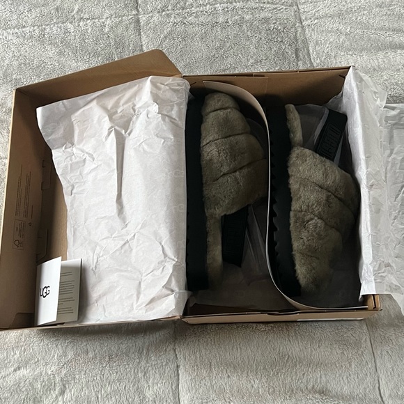 New Ugg Size 8 w super fluff slipper - Picture 14 of 14
